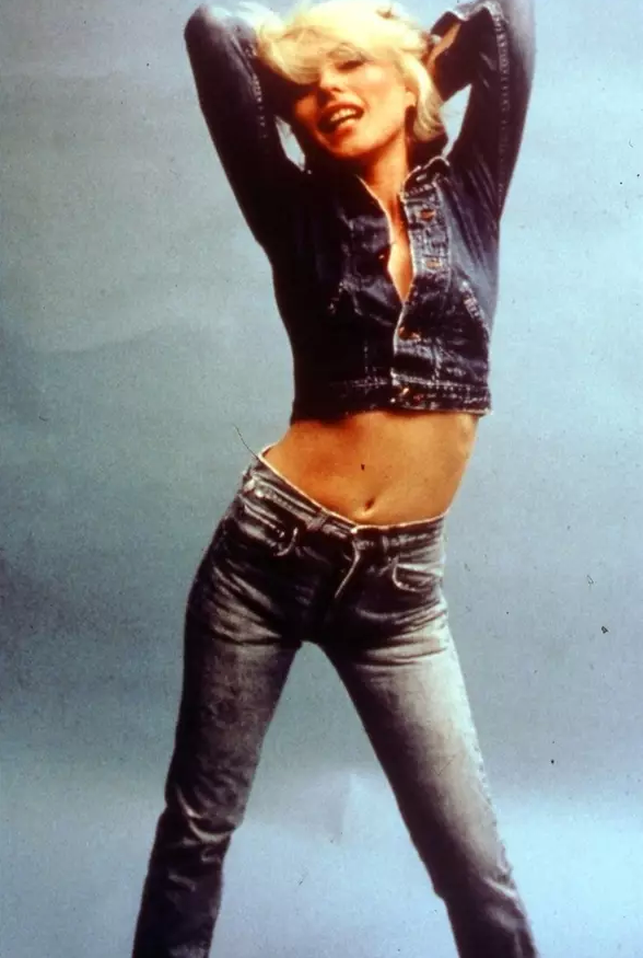 你是否也有这样一件牛仔,记录了那些年经历过的破事儿?