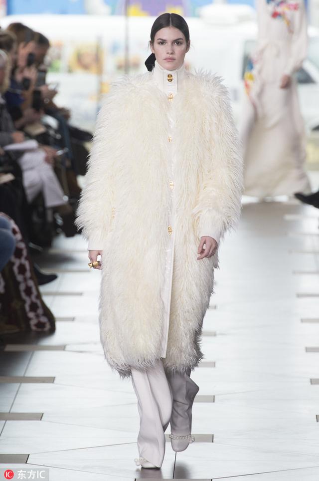 郭碧婷纽约第二天很忙 小仙女去Tory Burch挑选飞升上神的战袍