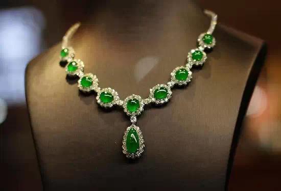 杨丽萍3亿翡翠项链曝光 她也只带了一下午而已