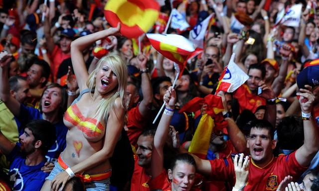 西班牙4-0战胜意大利成功卫冕,豪放女球迷脱衣庆祝.