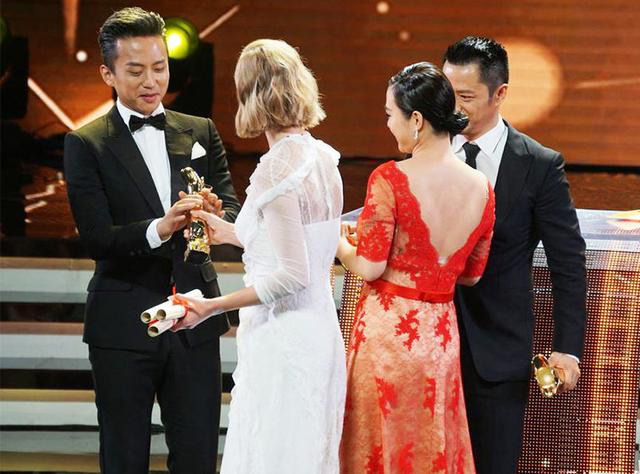 郝蕾称邓超是今生最惊心爱情 至今仍留情侣纹身