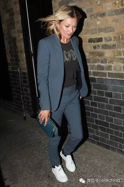 看贝嫂用西裤配球鞋后 才发现时髦人都这么穿