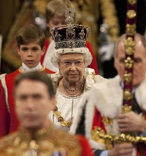 别动!皇冠会掉 英女王到底有多少皇冠