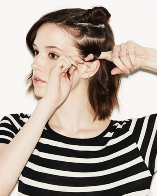 周冬雨告诉你今年短发流行趋势：耳下3CM