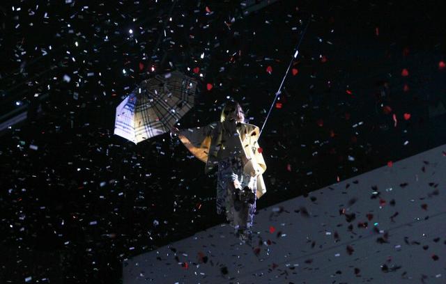 Burberry上海大秀 歌舞大戏裸眼3D震撼全场