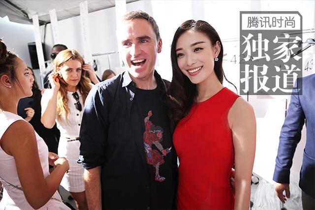 倪妮观秀记 在万花筒的世界感受红色魅力