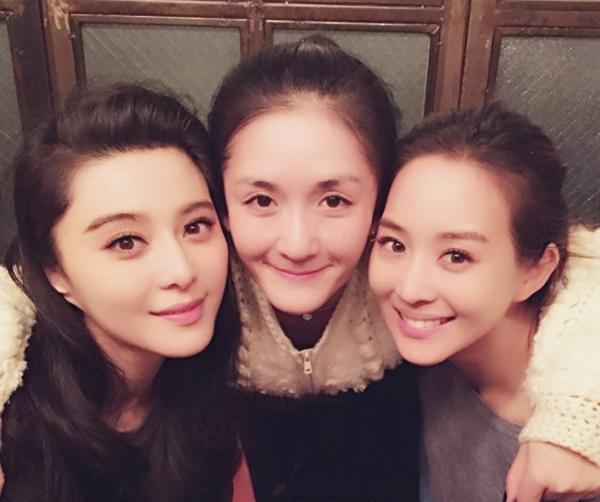 闺蜜合影管拍不管P 画个V脸跟谁拍照都不愁