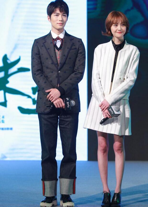 八公举:郑爽宋慧乔都有15岁的脸50岁的“丑膝盖”