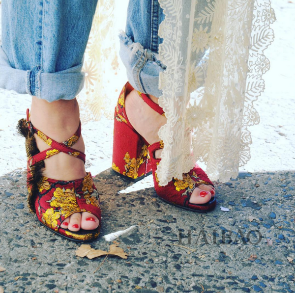 超有种!史上最帅新娘,时尚造型师Claudia Cifu的牛仔裤嫁衣,你敢尝试吗?_时尚_腾讯网