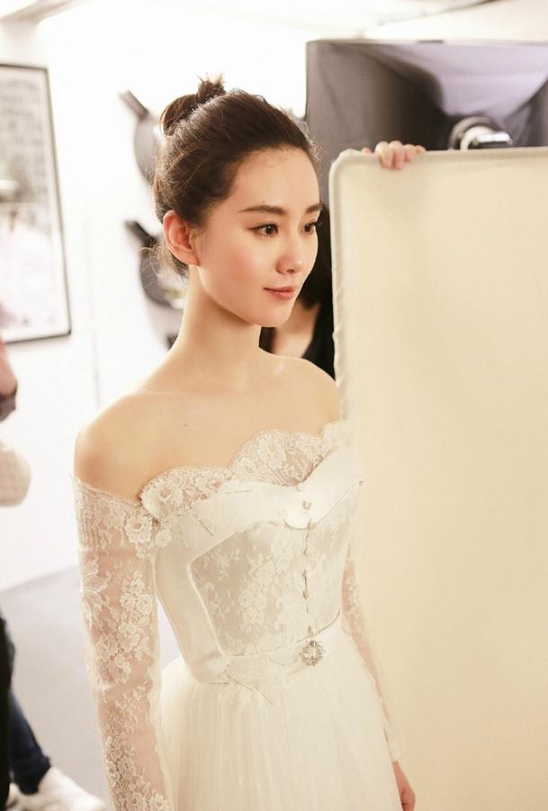 从小学习芭蕾舞的刘诗诗总是给人优雅秀丽的感觉,身姿挺拔的她亭亭