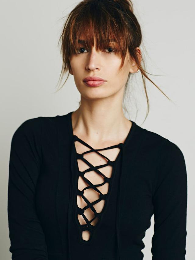 今天穿什么：绑带衣成今秋时装周最火单品