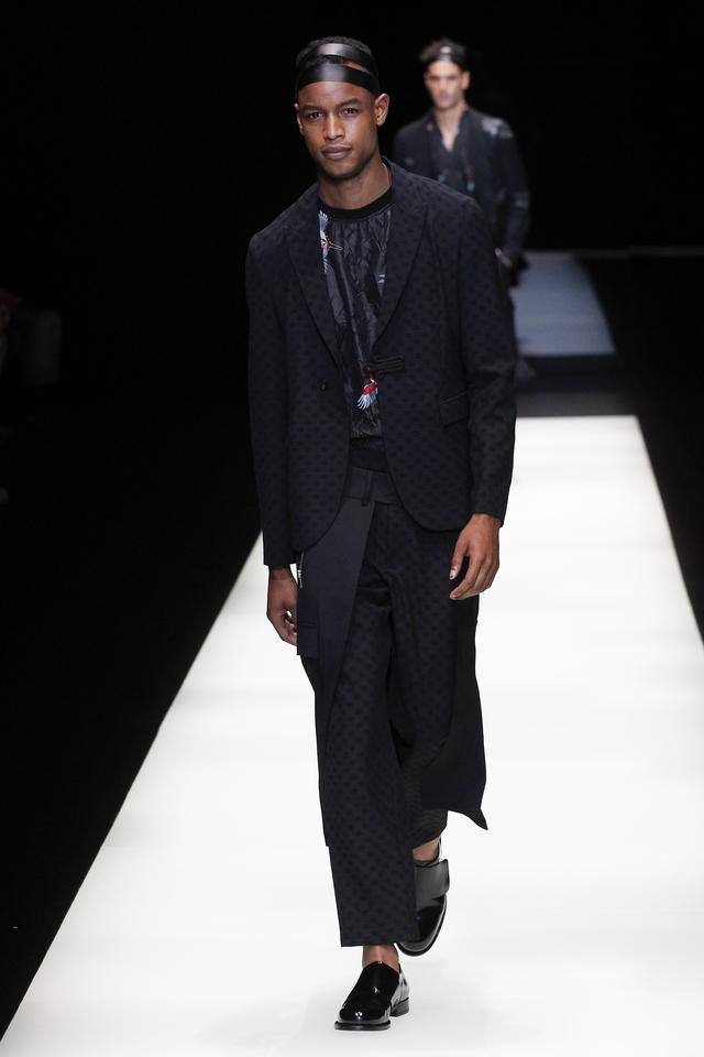 胡歌在阿玛尼西装男堆儿里偏穿棒球衫小白鞋,他在看秀我们在看看秀的他_时尚_腾讯网