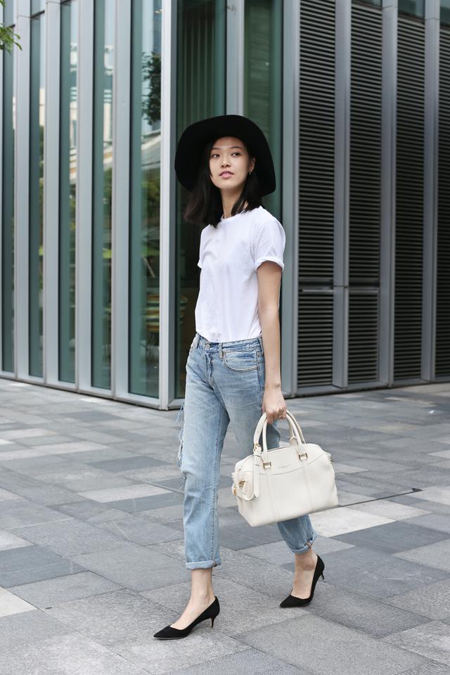 Burberry小蜜蜂手袋大热 卡拉刘雯背出街晒搭配