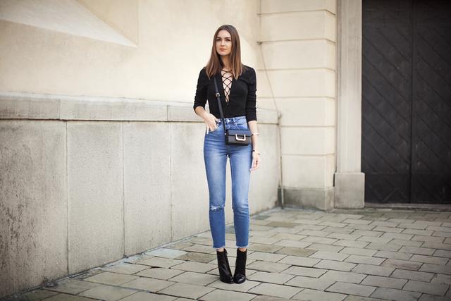 今天穿什么：绑带衣成今秋时装周最火单品