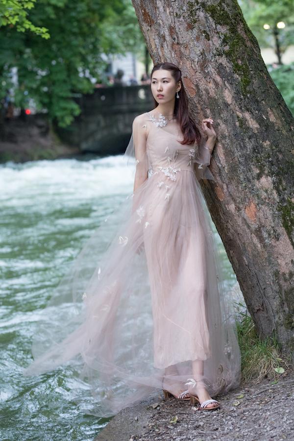 李晖德国写真出炉 举手投足展露优雅文艺范