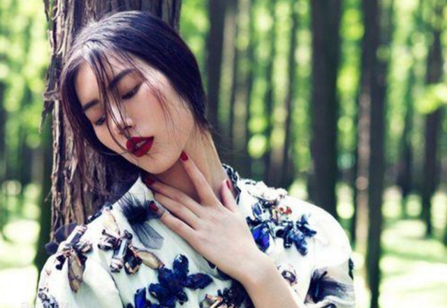 刘雯晒看书照片鞋子亮了,再看唐嫣手机壳王思