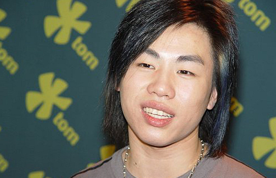 别再迷恋厚嘴唇啦 男人薄唇才性感