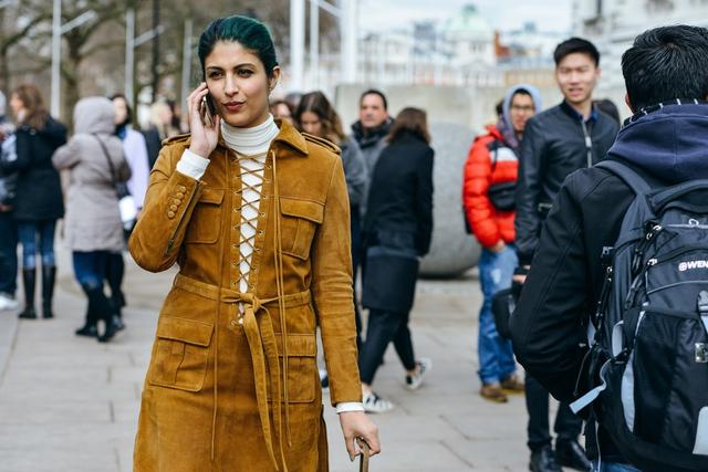 今天穿什么：绑带衣成今秋时装周最火单品