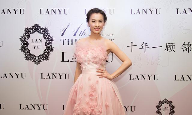 lanyu婚纱价格_动漫婚纱情侣头像