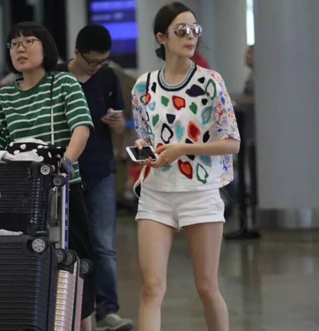 look3:印花tee搭配白色短裤,双肩背也是娜扎的最爱机场减龄单品