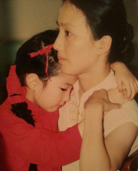 惊呆众人！刘亦菲竟是其家族中最丑的一个