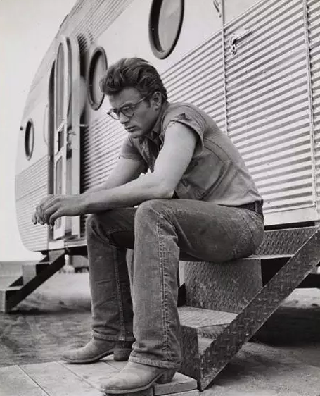 你是否也有这样一件牛仔,记录了那些年经历过的破事儿?