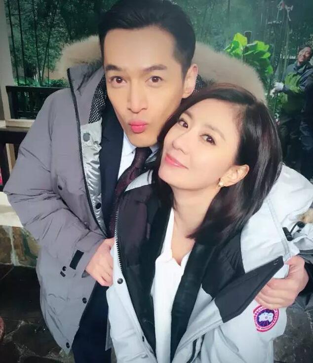 贾静雯穿上羽绒服 依然是个大写的美