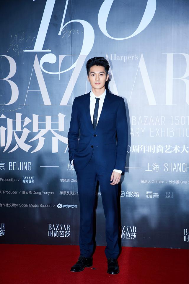 新晋演员邓竞首次亮相BAZAAR 150周年时尚艺