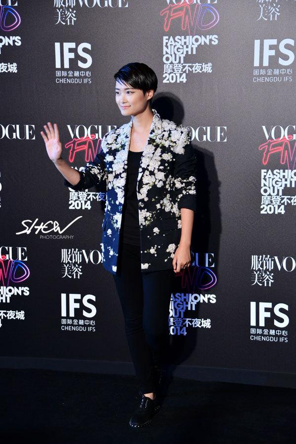 还能再“浪”点儿吗 李宇春两天连换5套大牌