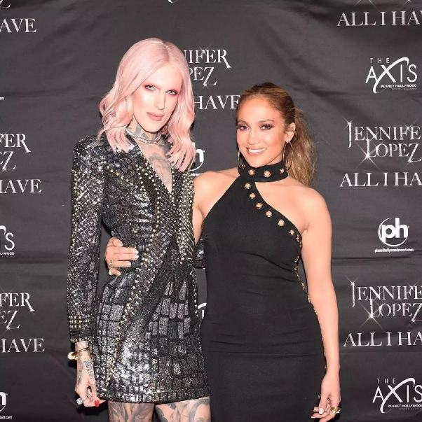 福布斯富豪榜的美妆博主,年赚百万美元,但其实