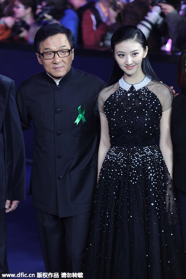穿衣榜:迪瓦伊撞衫宋慧乔 白色翻领玩出百变魔法