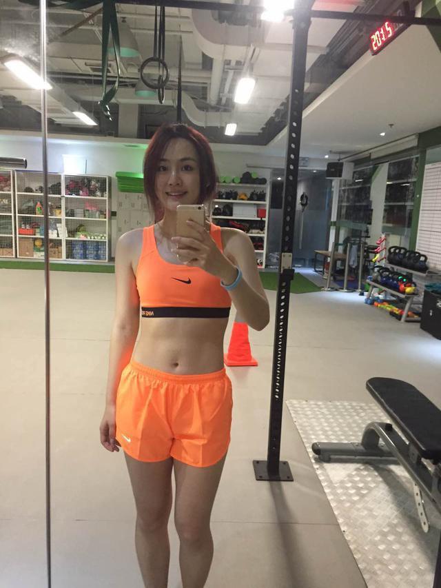 嘻哈女孩陈梓童变身新一代马甲线女神