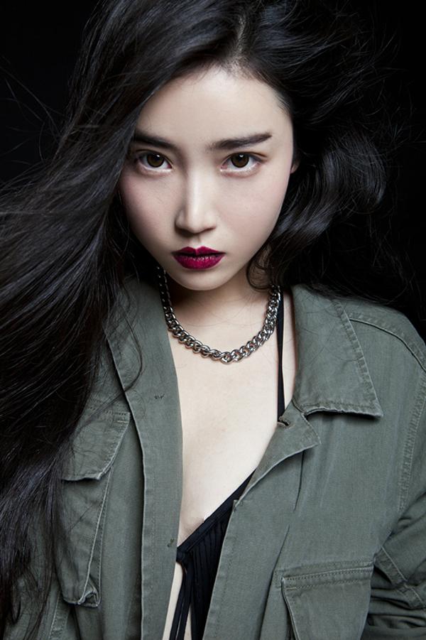 张辛苑勇闯时装周遭吐槽 网红需要揭秘