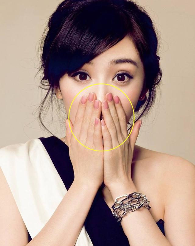 八公举：这些颜值超高的明星手到没人看？选对正确的甲形你也能告别“香蕉手”