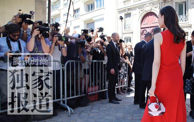 倪妮观秀记 在万花筒的世界感受红色魅力