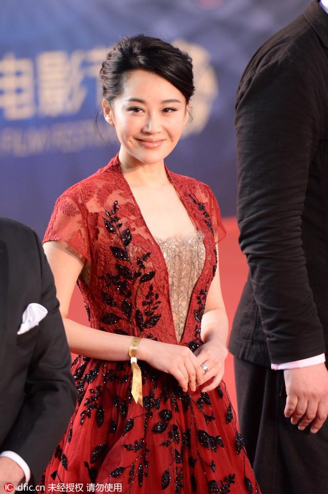 被骂老公举又怎样?47岁许晴穿条美裙就能洗