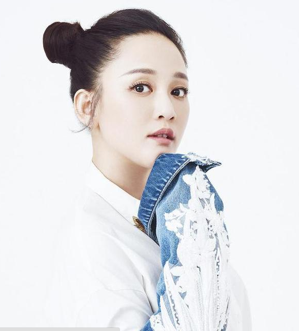 陈乔恩正式迈入微胖界后身材不够发型来凑？据说整个娱乐圈的斜刘海都是按照这条“神秘线”分缝的！