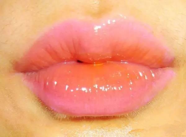 今年流行“玻璃唇”！涂上它气质一下就变了！