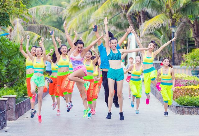 千人比基尼派对引爆三亚海棠湾