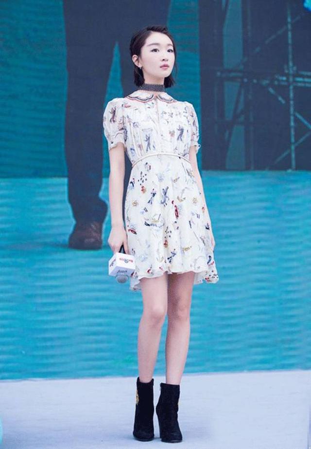 小个子逆袭典范,平胸又幼齿的周冬雨是如何变成时尚精的?_时尚_腾讯网