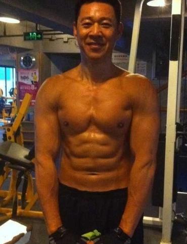 张丰毅近60有腹肌 年轻人还好意思游泳圈吗