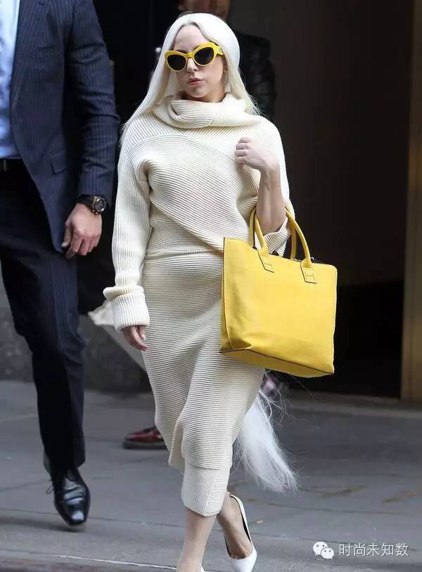 穿上白毛衣这个冬季温暖又美丽