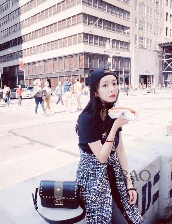 游乐场偶遇杨幂张大大,请问为啥她穿荧光绿还这么白?