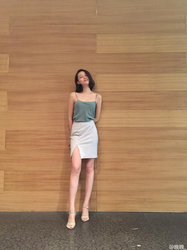 身高171cm,体重90斤左右的晚晚还喜欢配上有些跟的鞋子,基本都是厚底