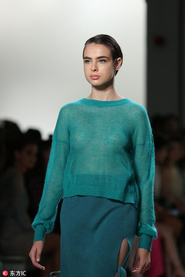 杨幂已经身穿2018公布的流行色去参加时装周