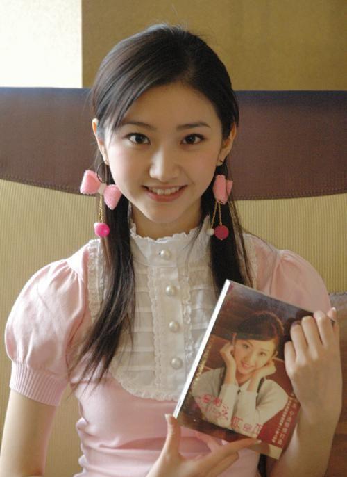 2006年,景甜发行个人首张音乐ep《你是谁》,并正式踏上演艺之路.