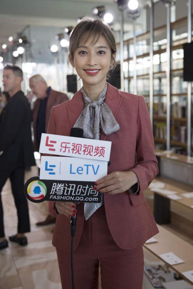 张俪纽约时装周首秀 帅气与优雅两不误