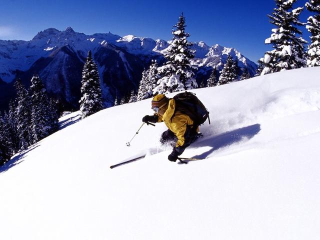 赶上今年初雪 穿件时髦滑雪服去征服大自然