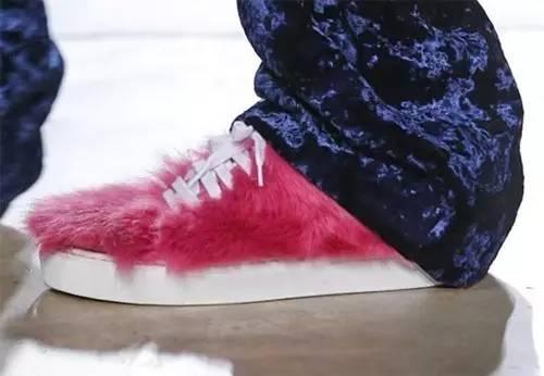 凡人观时尚:高辨识度毛毛鞋能证明你潮但真心