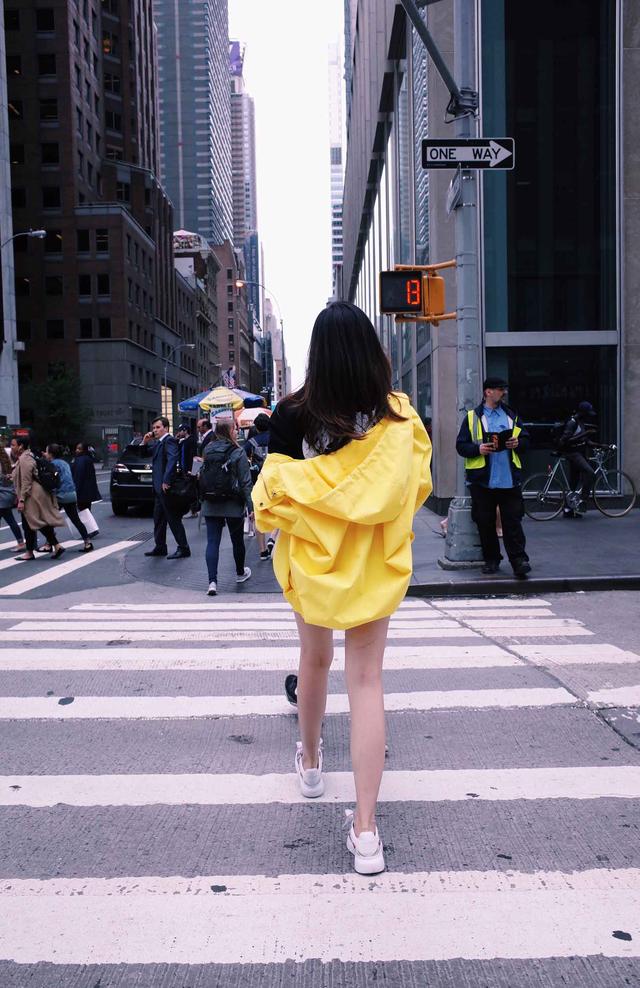 纽约街头小黄人张靓颖“游客照”玩得可high了，反正卫衣和灯笼袖衬衫这些爆款她是都穿啦